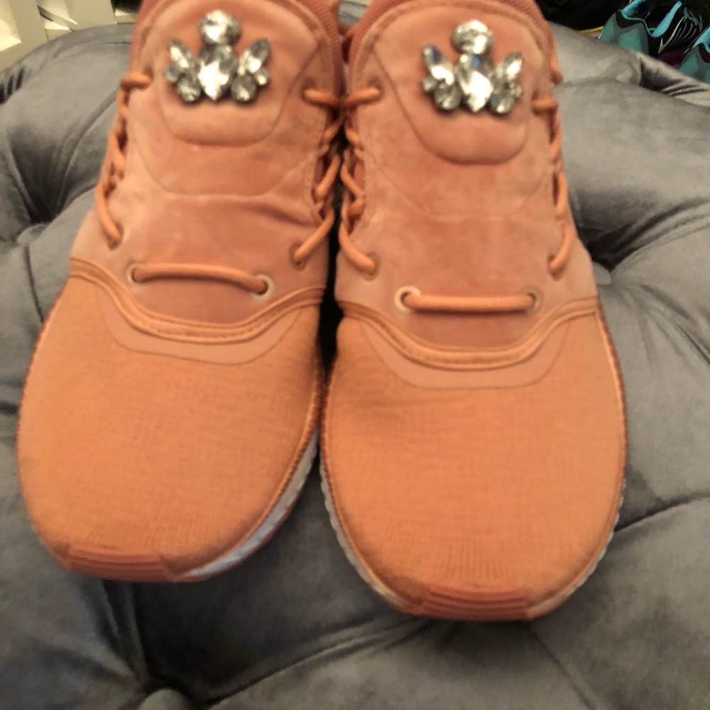 Woman’s pumas - Picture 2 of 7